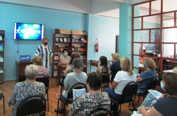 Медицинские работники консультируют